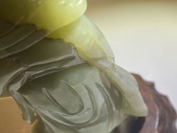 Un pot &agrave; pinceaux et une figure de Guanyin en jade sculpt&eacute;, Chine, Qing